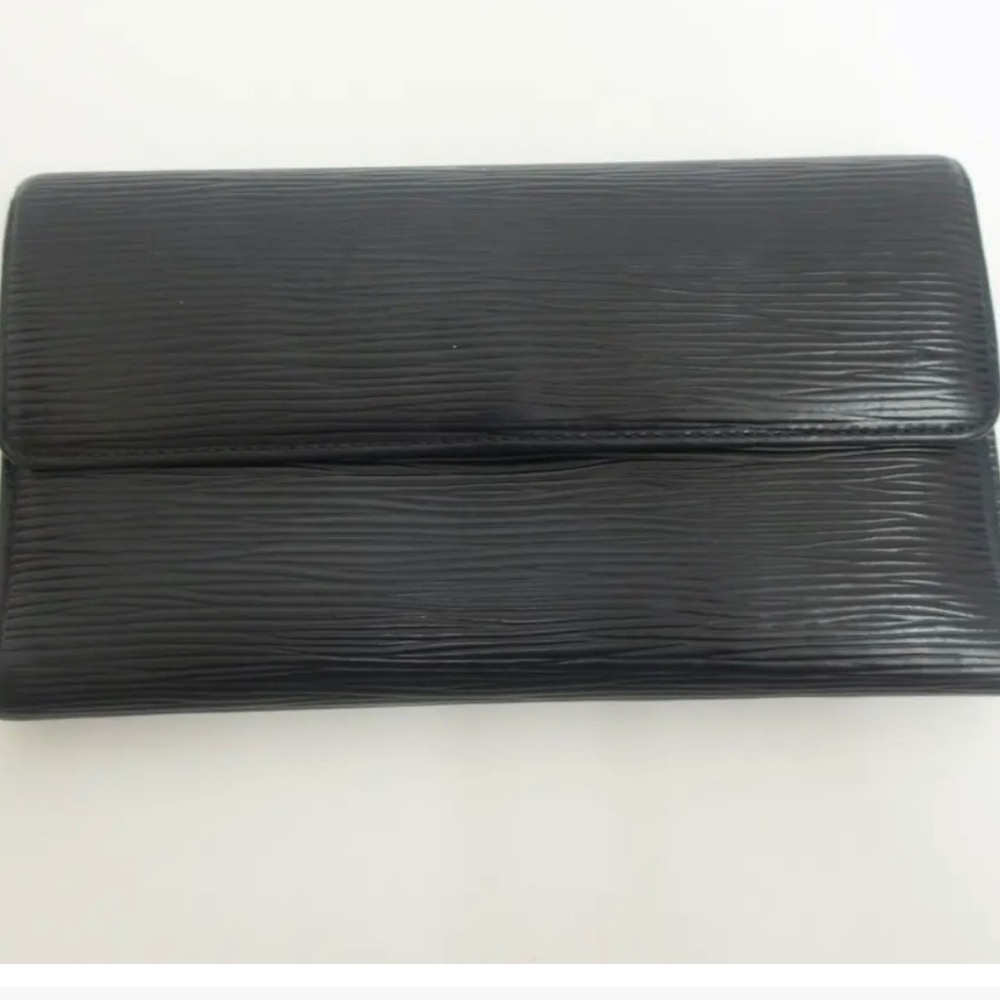 LV wallet along with code Epi black with logo on bottom right corner. . - Picture 5 of 10